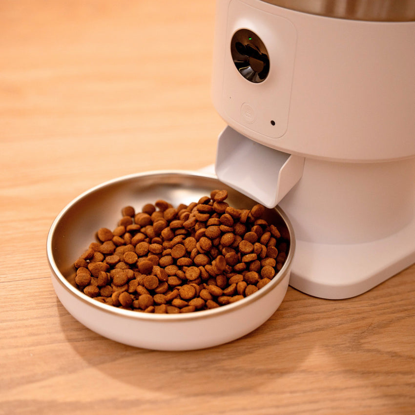 Hranitor automat Smart SHAW® PRO V3 pentru caini si pisici, Aplicatie mobila, Camera video Night Vision, Programare hrana, Alb